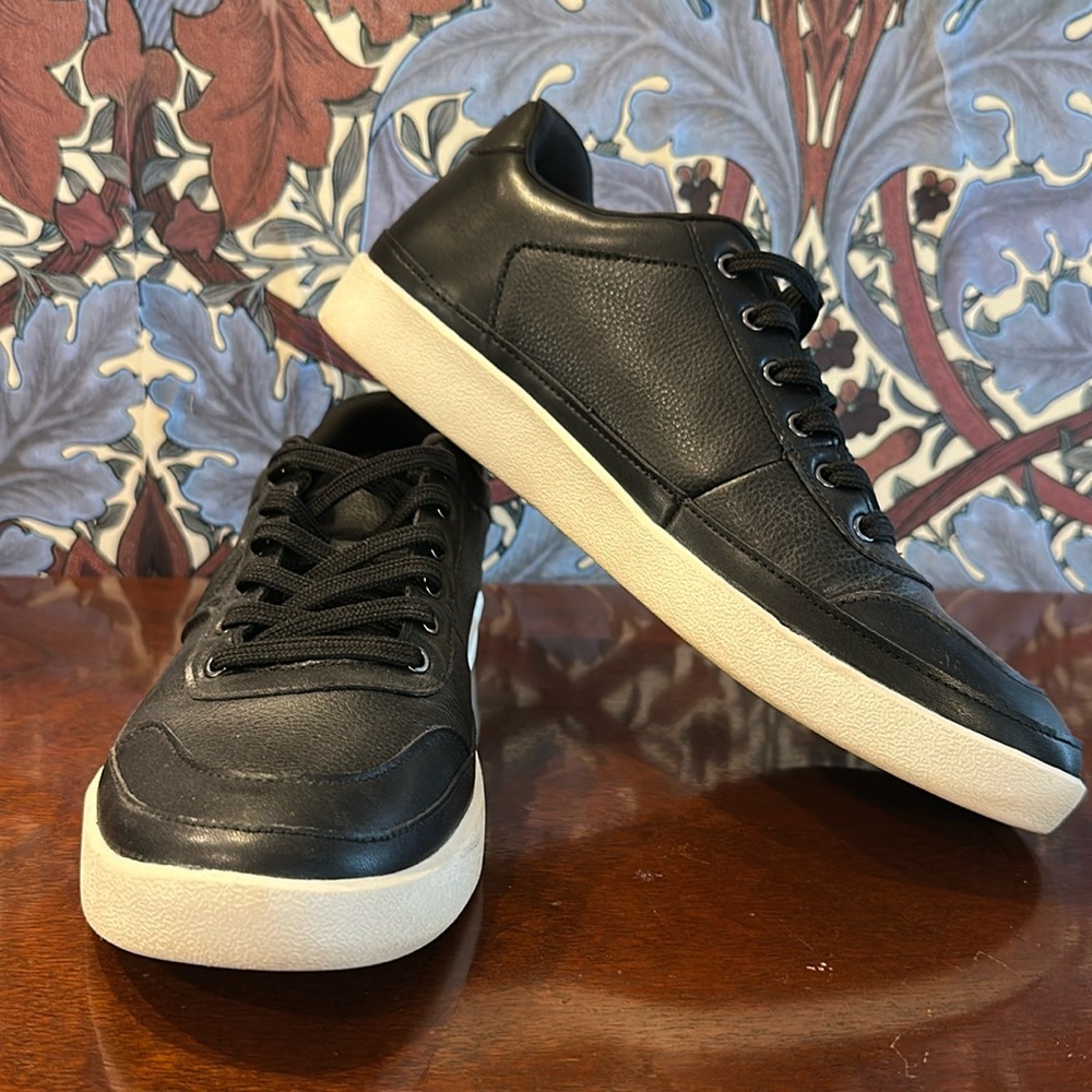 Vionic emery leather sneaker